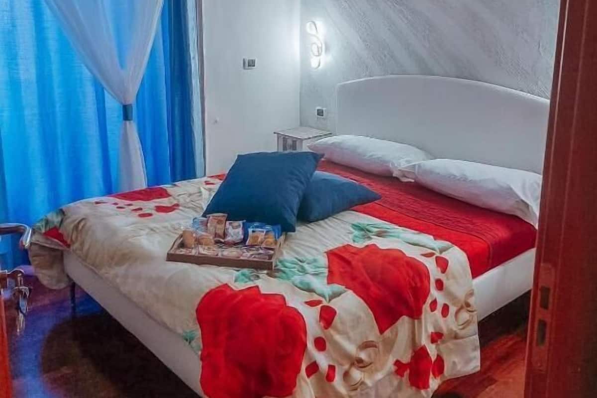 Basic Double or Twin Room | Down duvets, pillow-top beds, in-room safe, desk