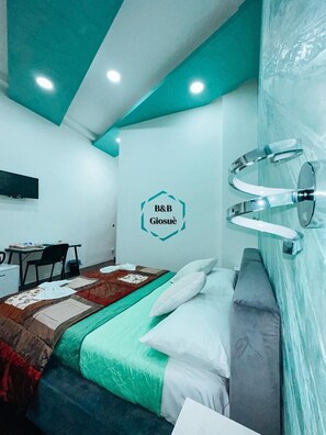 Kamar Triple Deluks | Selimut bulu angsa, bantalan ekstra lembut, brankas, dan meja kerja