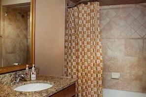 Dusche, Haartrockner, Bidet, Handtücher