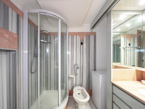 Douche, sèche-cheveux, bidet, serviettes fournies