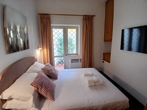 1 Schlafzimmer, Schreibtisch, Bügeleisen/Bügelbrett, Reisekinderbett