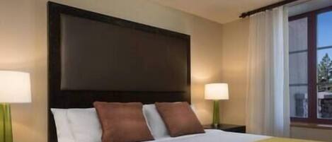 1 dormitori, planxa i posts de planxar, Internet i roba de llit