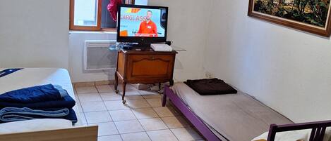 1 bedroom, bed sheets