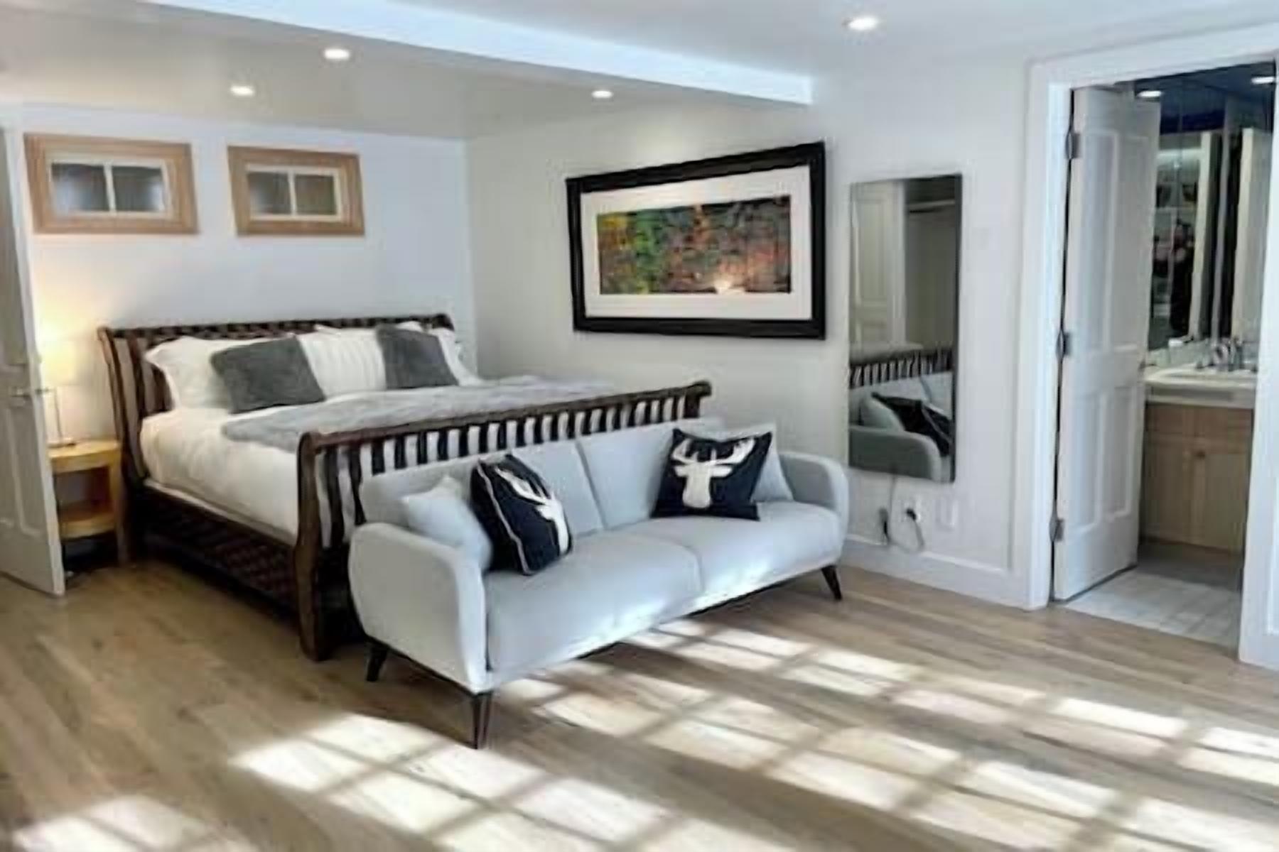 4 BEDROOM 4.5 BATHROOM W. SMUGGLER-ASPEN!