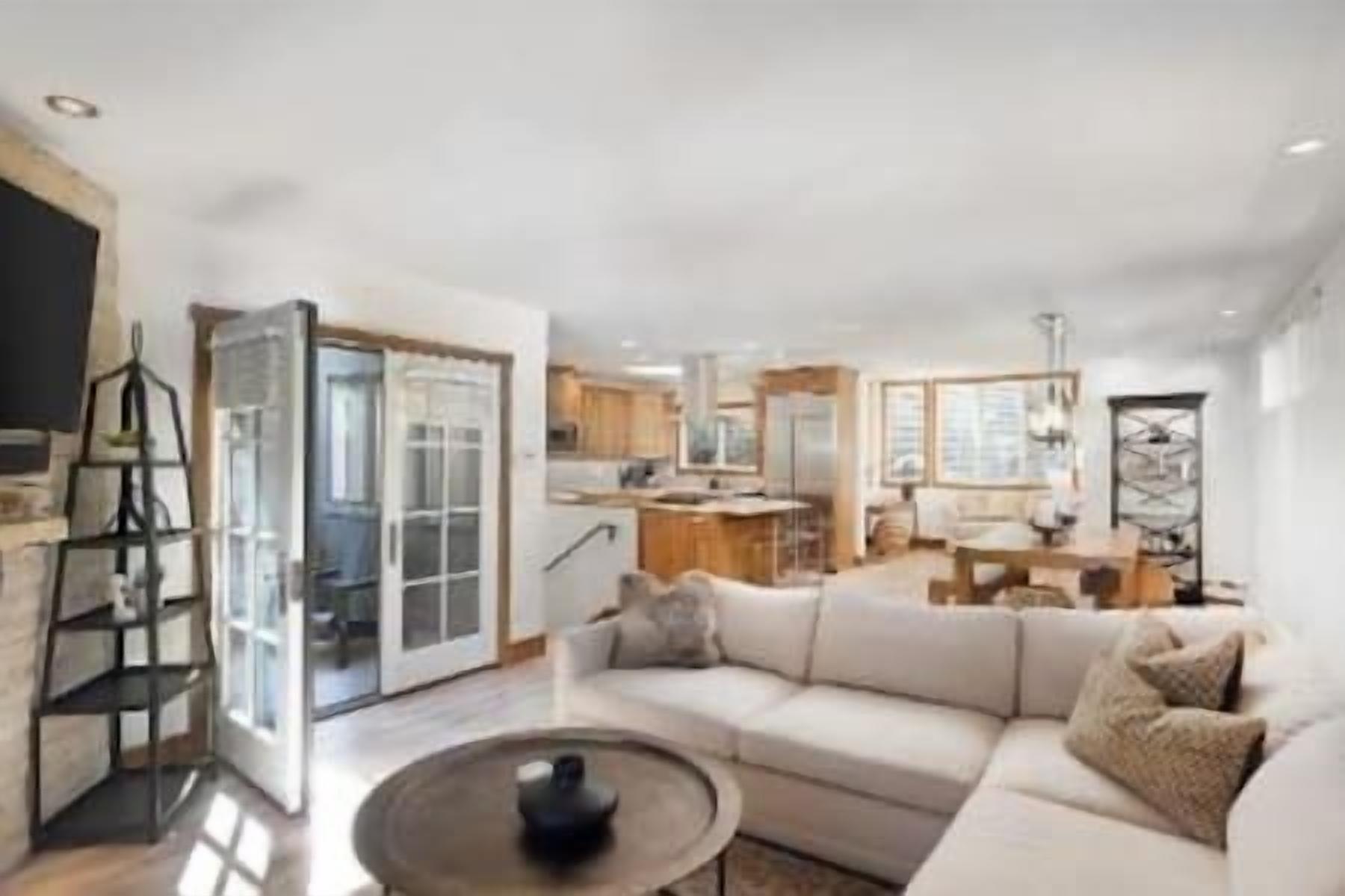 Beautiful Condo Open Floor Plan-Remodeled. Private