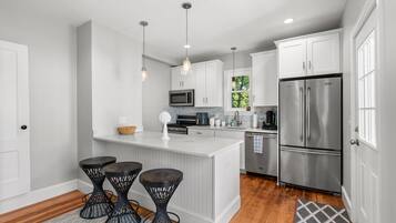 Geladeira, micro-ondas, fogão, cooktop