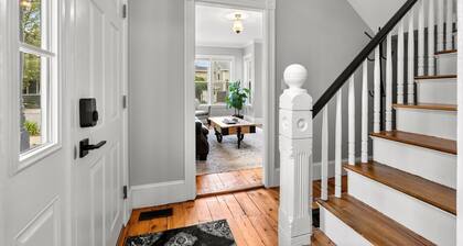 Hygge House Retreat, Spacious downtown Newburyport Living