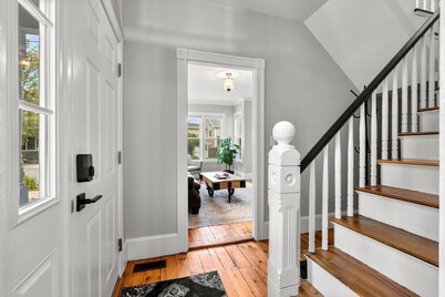 Hygge House Retreat, Spacious downtown Newburyport Living