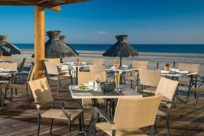 تناول الطعام بالخارج