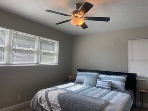 2 bedrooms, desk, free WiFi, bed sheets - Pet-Friendly Downtown Retreat with Firepit & WiFi (St. Petersburg)