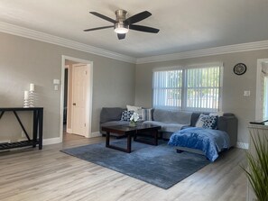 Smart TV, fireplace, printers - Pet-Friendly Downtown Retreat with Firepit & WiFi (St. Petersburg)