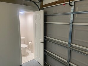 Shower, towels, soap, shampoo - Pet-Friendly Downtown Retreat with Firepit & WiFi (St. Petersburg)