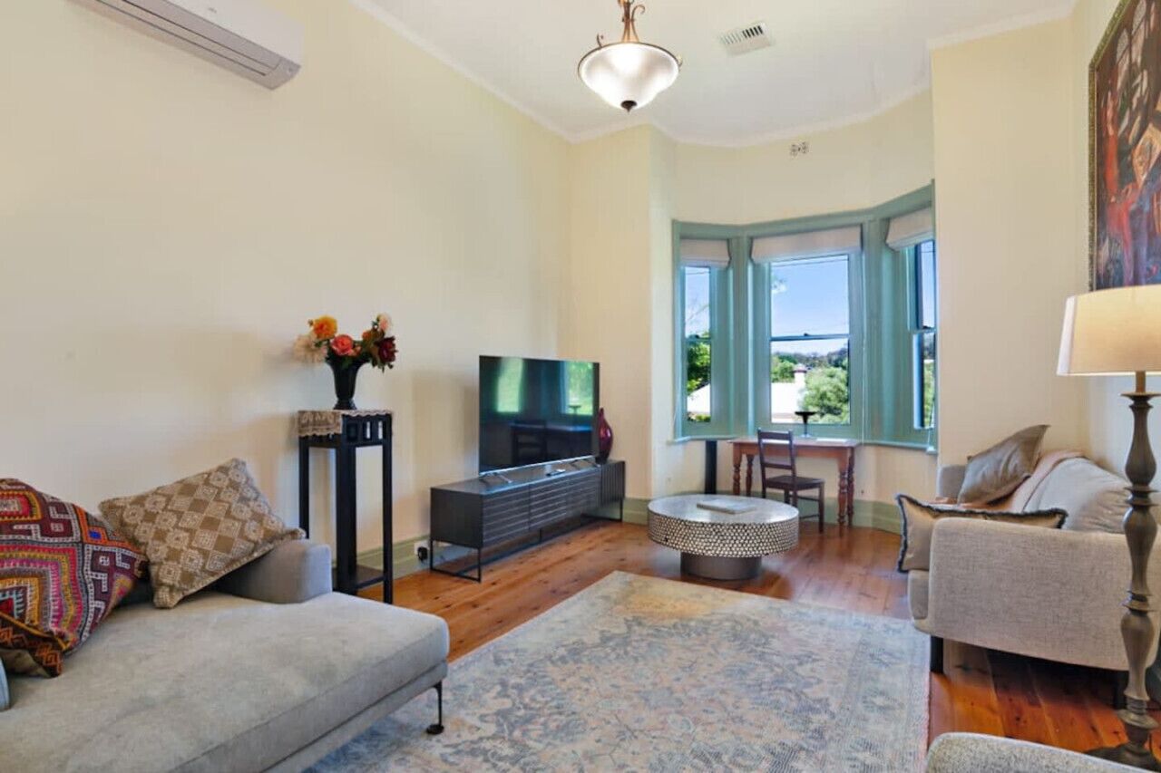 Una televisión, una chimenea