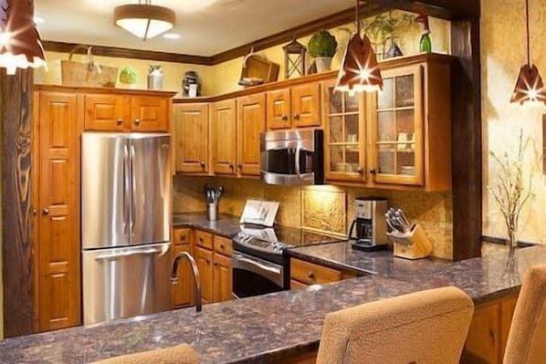 Refrigerador, microondas, parrilla de estufa y cafetera y tetera 