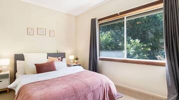 2 quartos, escrivaninha, ferros/tábuas de passar roupa