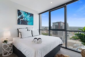 3 chambres, bureau, fer et planche à repasser, lit parapluie