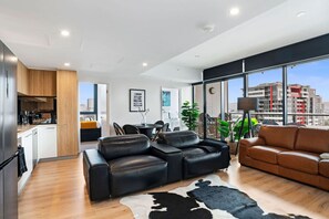 TV, stereo - Frank & Franki @ West Franklin (Adelaide)