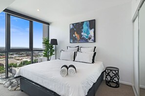 3 bedrooms, desk, iron/ironing board, travel cot - Frank & Franki @ West Franklin (Adelaide)