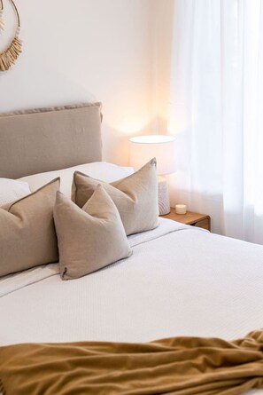 3 bedrooms, desk, iron/ironing board, travel crib