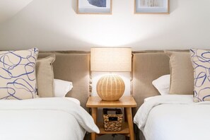 3 عدّة غرف نوم ومكتب ومكواة/لوح كي وسرير سفر