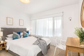 3 室のベッドルーム、デスク、アイロン / アイロン台、旅行用ベビーベッド