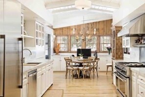 Jääkaappi, mikroaaltouuni, liesi, astianpesukone