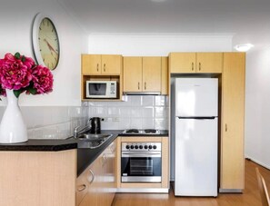 Jääkaappi, uuni, liesi, kahvin-/teenkeitin