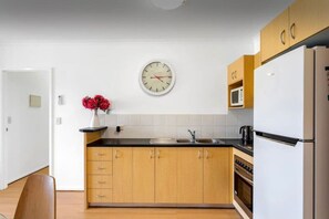 Fridge, oven, stovetop, coffee/tea maker