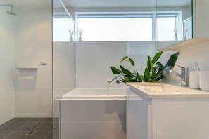 Sèche-cheveux, serviettes fournies