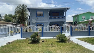 Fachada de la propiedad por la tarde o noche
