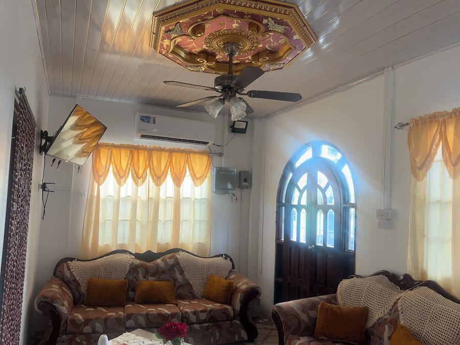 Casa de campo | Área de estar | Smart TV 43 polegadas com canais a cabo, filmes pagos