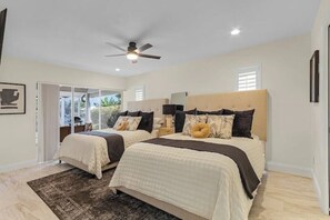 5 dormitorios, escritorio, tabla de planchar con plancha y cuna de viaje