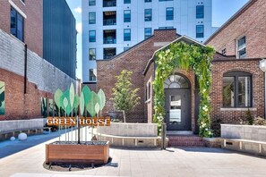 Exterior detail - Cozy Studio in Heart of Downtown Columbus (Columbus)