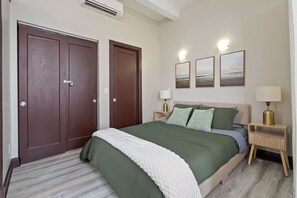 1 bedroom, desk, WiFi