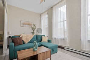 TV - Cozy Private studio, Queen Bed, Downtown (Columbus)