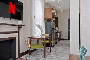 Fridge, microwave, oven, stovetop - Cozy Private studio, Queen Bed, Downtown (Columbus)