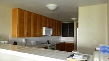 Réfrigérateur, micro-ondes, plaque de cuisson, cafetière/bouilloire