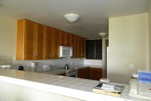 ثلاجة، ميكروويف، موقد طهي مسطح، ماكينة لصنع القهوة/الشاي