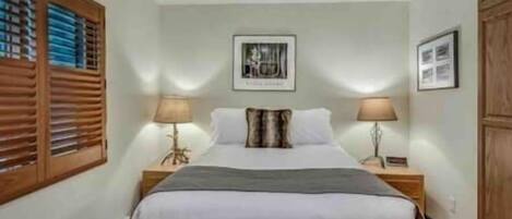 5 عدّة غرف نوم ومكواة/لوح كي وخدمة الإنترنت وملاءات أسرّة