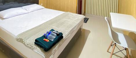 Standaard kamer, uitzicht op de binnenplaats | Luxe beddengoed, een bureau, geluiddichte muren, gratis wifi