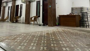 A spacious lobby with high ceilings, marble columns, and a patterned floor. - d'WF Hotel (Kalasan)