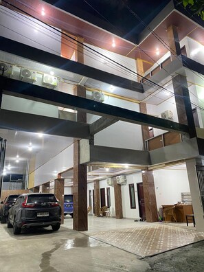 A multi-level parking garage with several cars parked. - d'WF Hotel (Kalasan)
