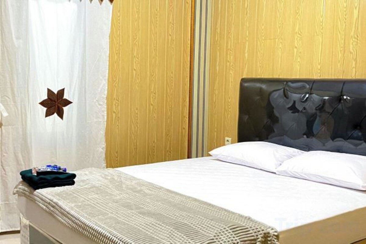 Premium bedding, desk, soundproofing, WiFi (free)