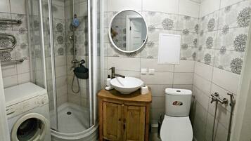 Douche, sèche-cheveux, bidet, serviettes fournies