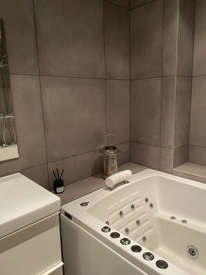 Whirlpool, Haartrockner, Handtücher, Seife