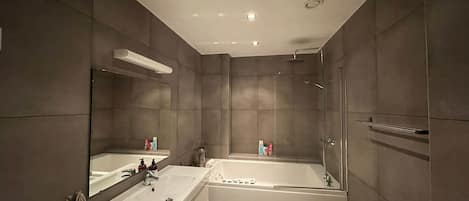 Baignoire à remous, séchoir à cheveux, serviettes fournies, savon