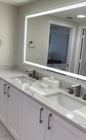 ヘアドライヤー、タオル、石鹸、トイレットペーパー
