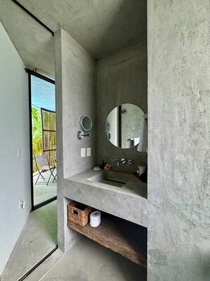 Luxury Suite | Bathroom