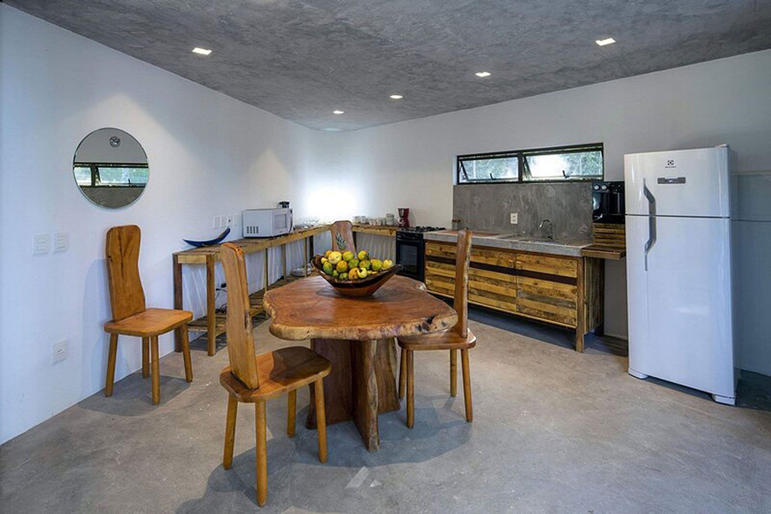 Full-sized fridge, microwave, oven, stovetop