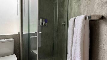 Luxury-Suite | Badezimmer | Kostenlose Toilettenartikel